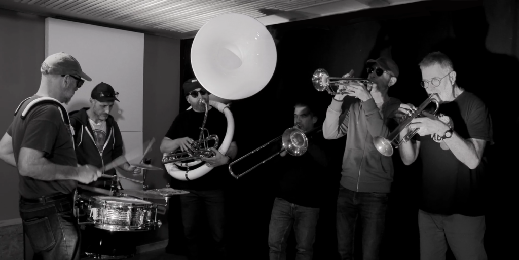 Photo en noir et blanc du groupe Fanfar'Aonik en train de jouer dans le studio du Chêne Percé
